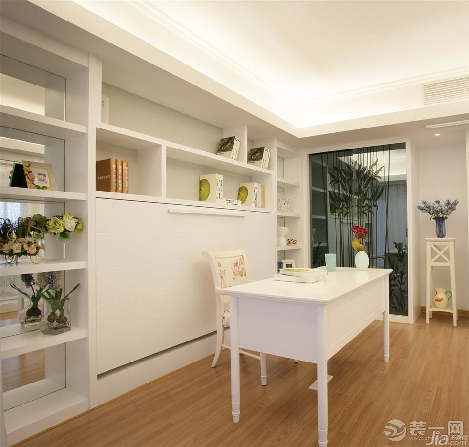 书房顶灯价格 书房里的家具除书橱、书桌、椅子等必备的家具外,在家居装修设计中的顶灯还是一件很令头疼的事情,环境的布置、风格的选择、书房家具的选购,灯光的颜色和亮度,都是让人头疼。小编了解到,一般来说书房顶灯价格和客厅顶灯的价格差异不大,因为在里面不论是学习还是工作里面的灯光都必须不能太暗的。一般价格在40-200元之间,而价格波动范围是因为对灯大小和灯头数的要求,总的来说也是按书房的大小来决定的。
